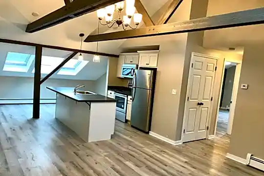 10 Harlow St Photo 1