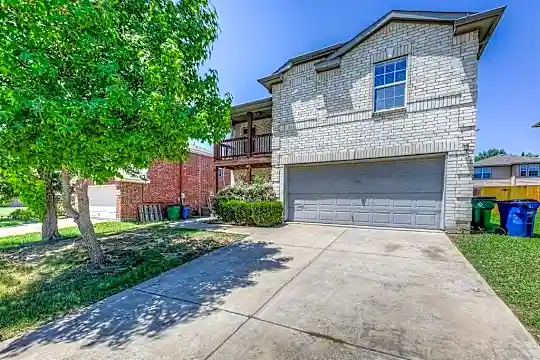 2428 Emerald Ln Photo 2