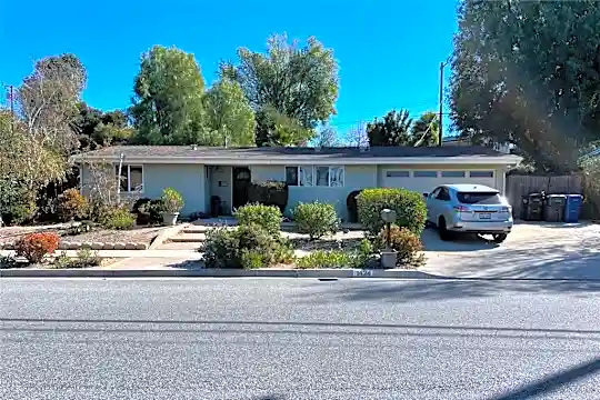 1424 Windsor Dr Photo 1