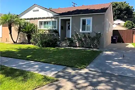 3673 Iroquois Ave Photo 2