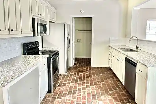 17570 Brookfield Ave Photo 2