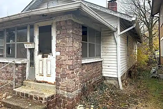 1930 Mansfield St Photo 2