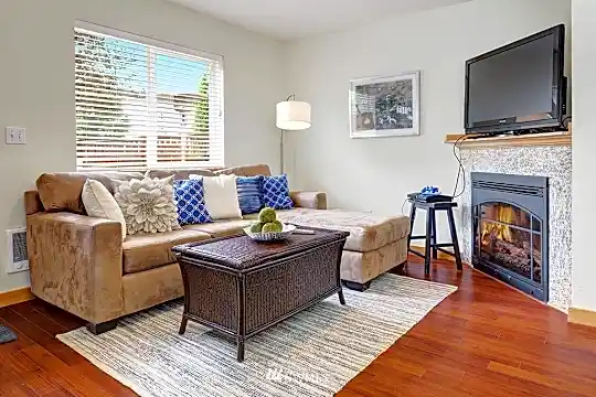 1st floor living room - Copy.jpg