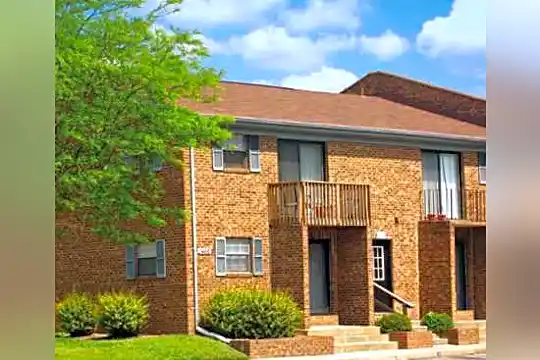 River Oaks Apartments Photo 1