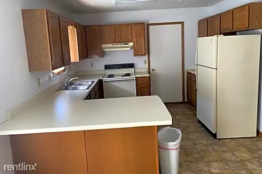 906 Jones Ct Photo 2