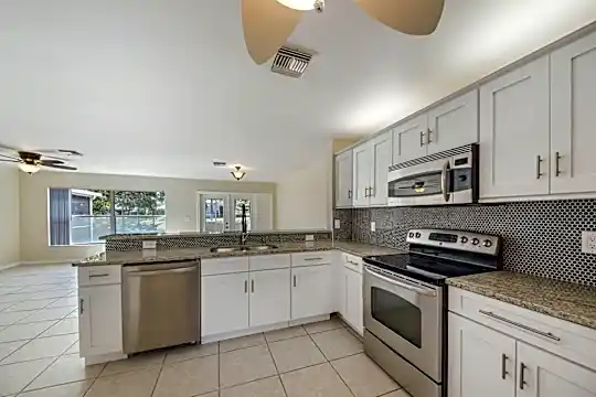 1132 W Lakes Dr Photo 2