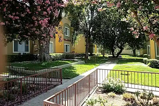 Lakeview Terrace Aparetment Homes Photo 1