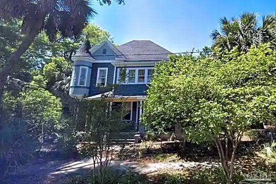 819 N Reus St Photo 1