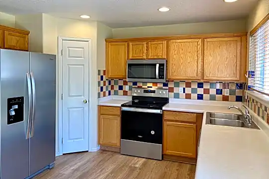 16676 E Phillips Pl Photo 2