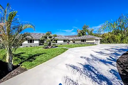 445 Highland Dr Photo 1