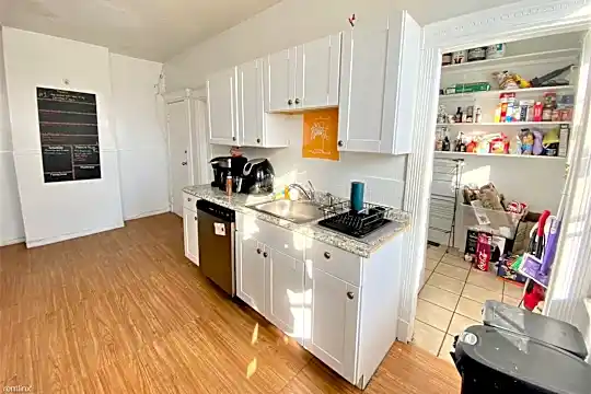 455 Park Dr Photo 2