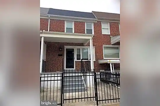 832 Tolna St Photo 1