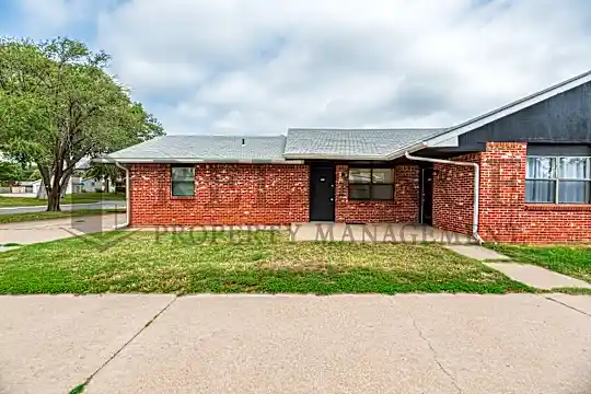 1152 N Edwards Photo 2