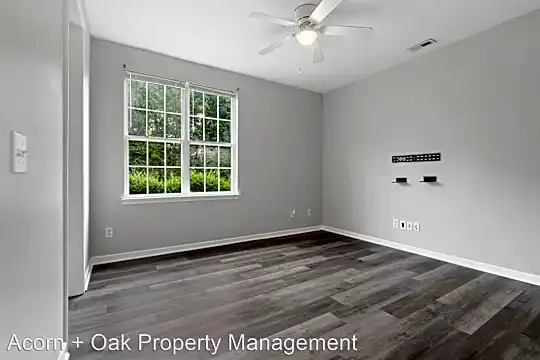 710 Village Lake Dr Photo 2