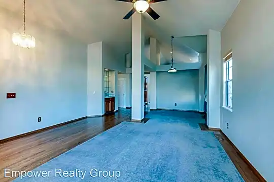 3305 Vermont Pl Photo 2