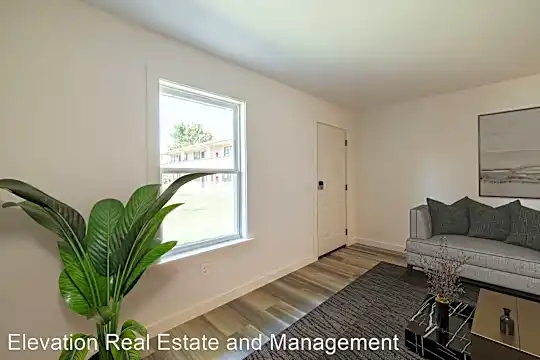 Club at The Creek - Renovated Units Available for Immediate Move In Photo 1