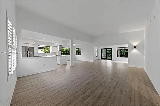 7525 Adventure Ave Photo 1