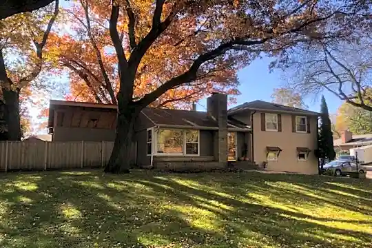 706 Roma Ave W Photo 1