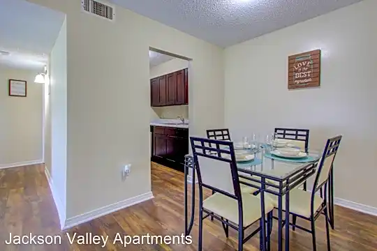 1595 West Highland Drive Photo 2