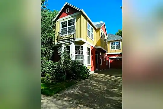 992 SE Portlandia Ave Photo 1