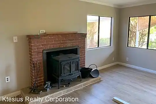 527 S Citrus Ave Photo 2