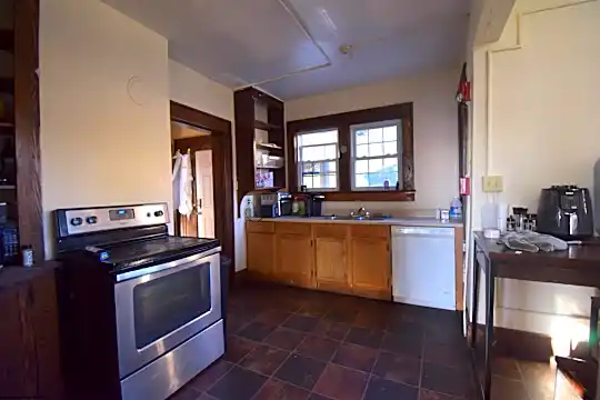 678 Spruce St Photo 2