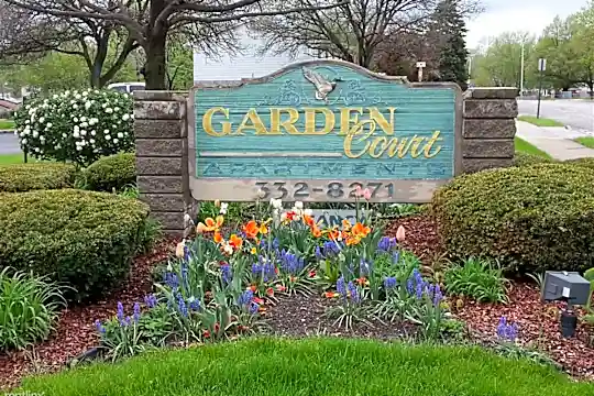 Entrance on Kennett Rd.