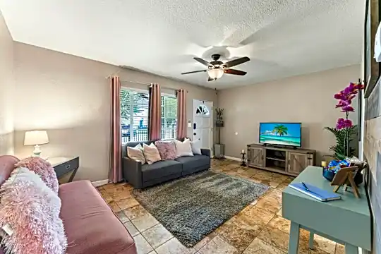 805 West St Photo 2