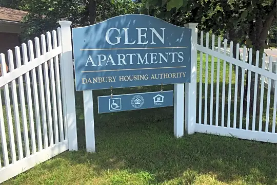 Glen Apartments Photo 2