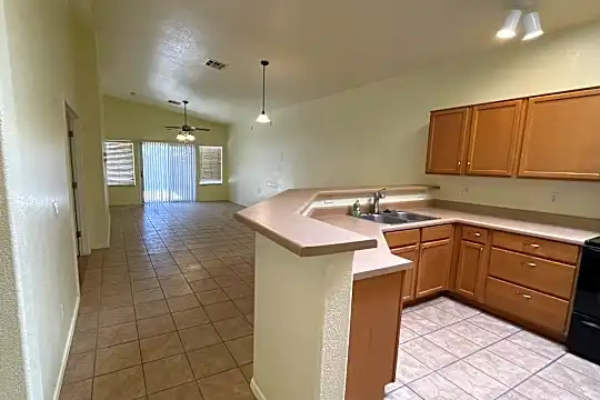 3913 W Commonwealth Ave Photo 2