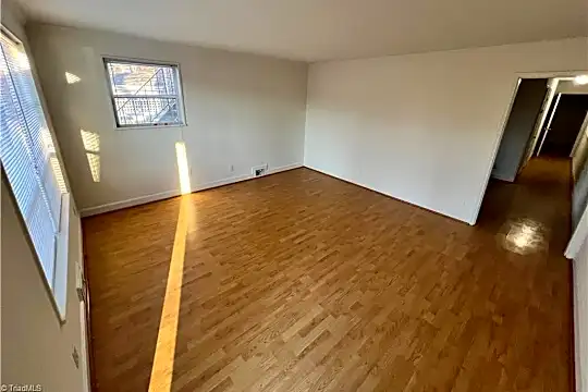 514 W End Blvd Photo 2