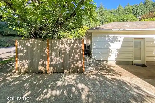 150 NW Hermosa Blvd B Photo 2