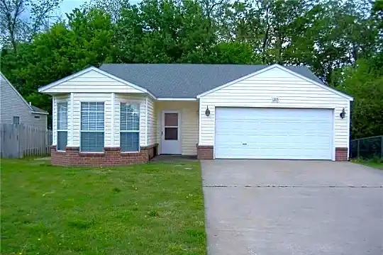 1205 Cresent St Photo 1