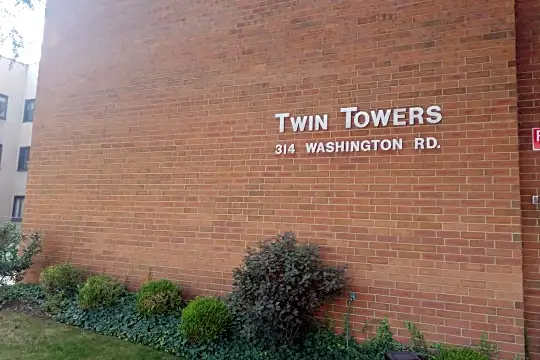 Twin Towers Apartments Photo 2