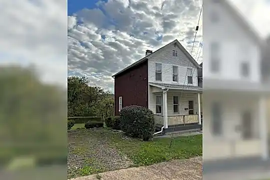 1216 Center St Photo 2
