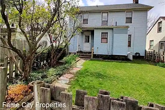 1540 Cherry Ave NE Photo 2