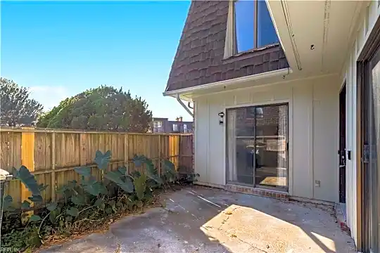 636 Ocean Lakes Dr Photo 2