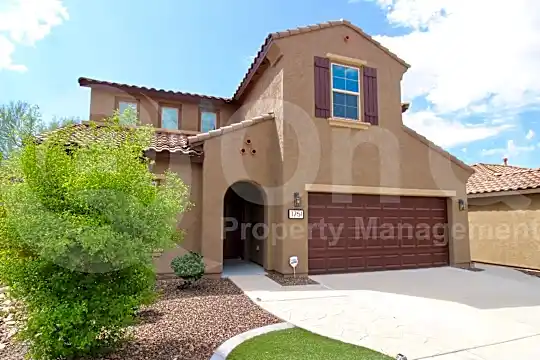 1751 West Straight Arrow Lane Photo 2
