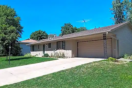 901 Redwell Ln Photo 2