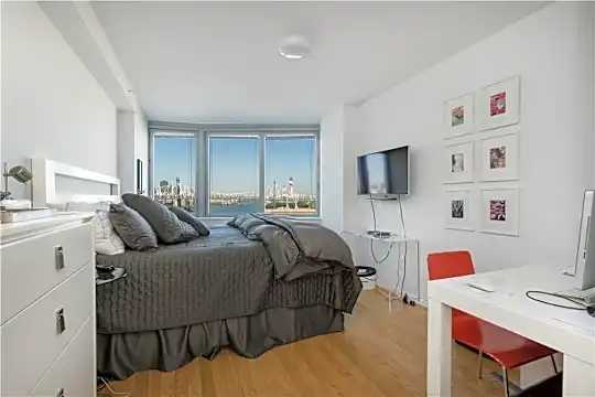 4545 Center Blvd Photo 2