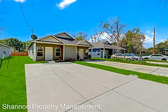 407 E Avenue G Photo 2