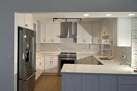 201 E Chestnut St Photo 2