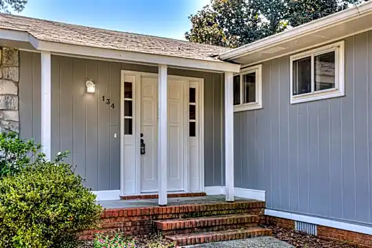 134 Holiday Dr Photo 2