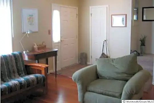 1077 Roseberry Ct Photo 2