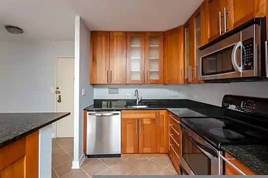 5757 N Sheridan Rd Photo 2