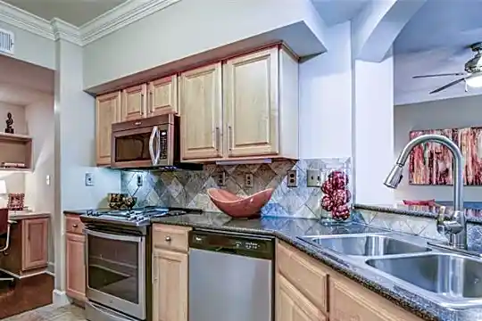 3460 Kingsboro Rd NE Photo 2