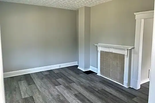 904 Chittenden Ave Photo 2