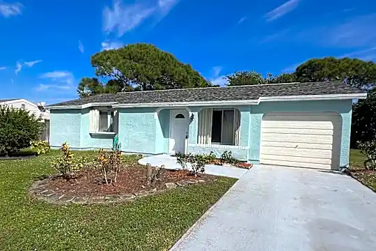 1329 SE Vestridge Ln Photo 2