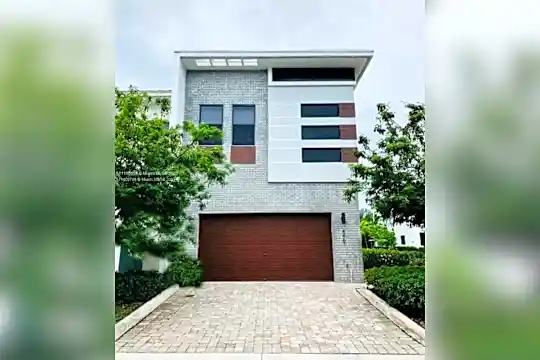 4436 NW 9th St. Photo 1