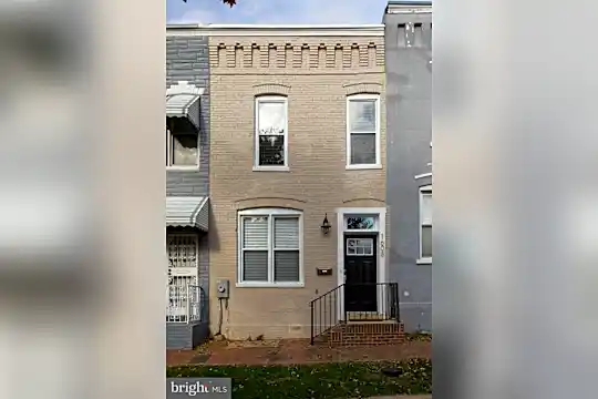 1608 Levis St NE Photo 1